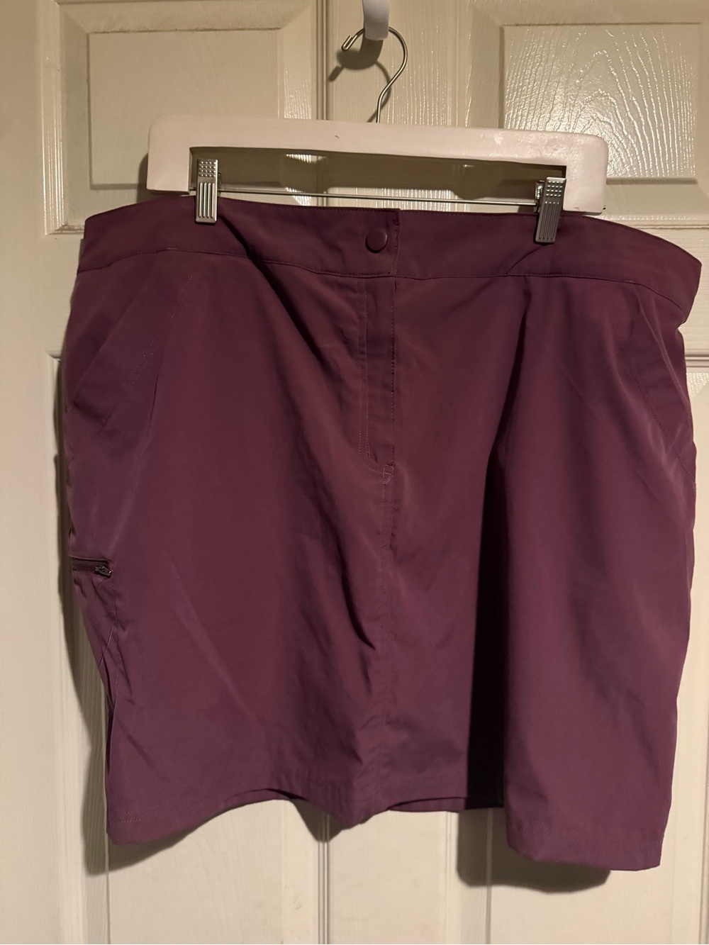 Wine color skort with side zip pocket